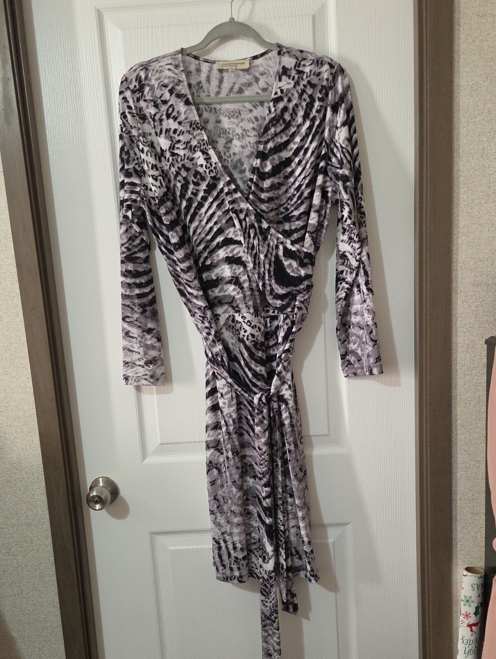 Jones New York Black and White Abstract Wrap Top